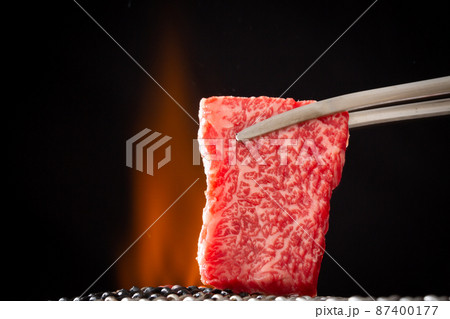 焼肉店で肉を焼く 87400177