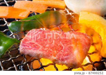 焼肉店で肉を焼く 87400252