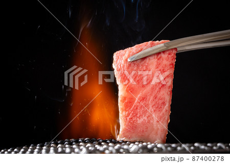 焼肉店で肉を焼く 87400278