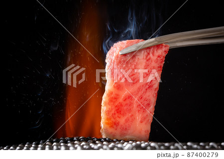 焼肉店で肉を焼く 焼肉店で肉を焼く 87400279