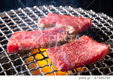 焼肉店で肉を焼く 焼肉店で肉を焼く 87400290