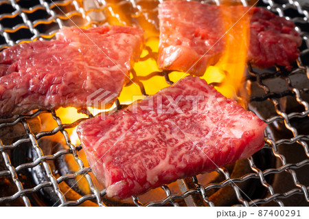 焼肉店で肉を焼く 87400291