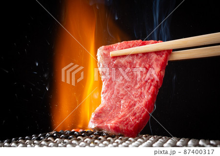 焼肉店で肉を焼く 焼肉店で肉を焼く 87400317