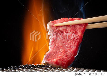 焼肉店で肉を焼く 87400319