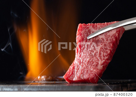 焼肉店で肉を焼く 87400320