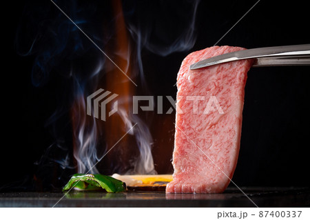 焼肉店で肉を焼く 87400337