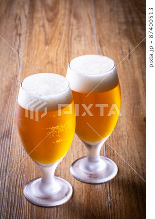 ビールを楽しむ 87400513