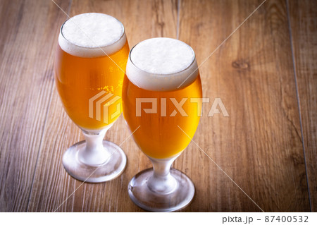 ビールを楽しむ 87400532
