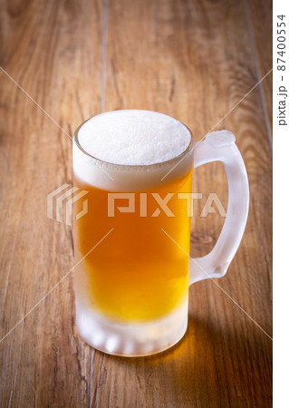 ビールを楽しむ 87400554