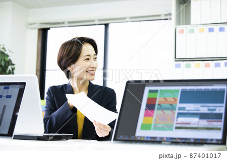 ビジネス 女性 会話 笑顔 ミーティング ビジネス 女性 会話 笑顔 ミーティング 87401017