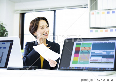 ビジネス 女性 会話 笑顔 ミーティング ビジネス 女性 会話 笑顔 ミーティング 87401018