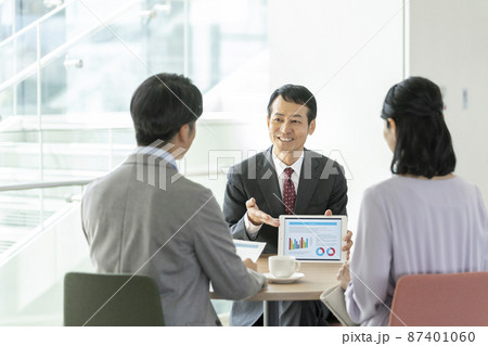 ミドルの夫婦と営業マン　撮影協力「LINK FOREST」 87401060