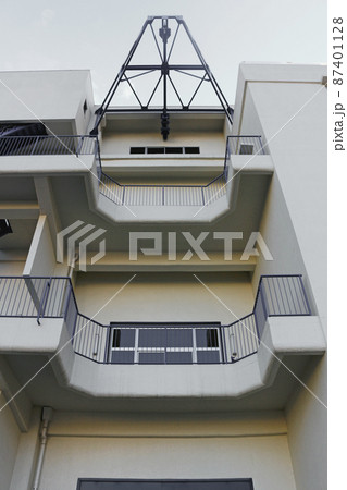 1960年代に鉄筋コンクリートで建てられた横浜万国橋にある古い倉庫の外観 1960年代に鉄筋コンクリートで建てられた横浜万国橋にある古い倉庫の外観 87401128