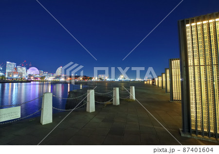 象の鼻堤防と横浜みなとみらいと赤レンガ倉庫の夜景 象の鼻堤防と横浜みなとみらいと赤レンガ倉庫の夜景 87401604