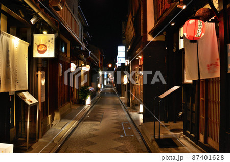 京都河原町に有る京都五花街の一つの先斗町通り 87401628