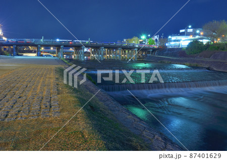 京都鴨川から見る三条大橋と夜景 京都鴨川から見る三条大橋と夜景 87401629