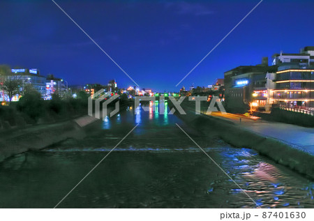 京都三条大橋から見る鴨川の夜景 87401630