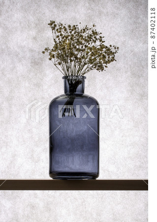 Still life with a glass vase and a bouquet of flowers Still life with a glass vase and a bouquet of flowers 87402118