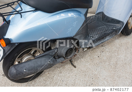 原動機付自転車（原付）の写真。小型自動二輪車のイメージ。 87402177