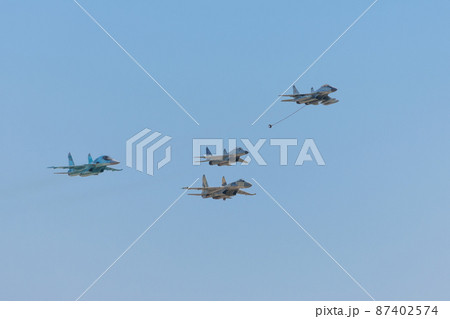 ミグとスホーイのジェット戦闘機編隊飛行 ミグとスホーイのジェット戦闘機編隊飛行 87402574