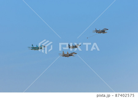 ミグとスホーイのジェット戦闘機編隊飛行 ミグとスホーイのジェット戦闘機編隊飛行 87402575