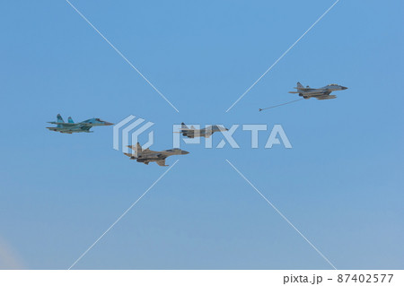 ミグとスホーイのジェット戦闘機編隊飛行 ミグとスホーイのジェット戦闘機編隊飛行 87402577