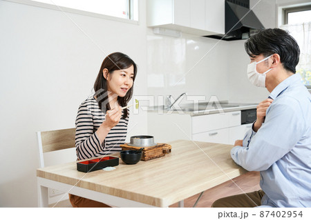 濃厚接触者　自宅待機　外出自粛　新型コロナ 87402954