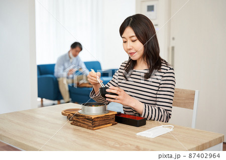 濃厚接触者　自宅待機　外出自粛　新型コロナ 87402964