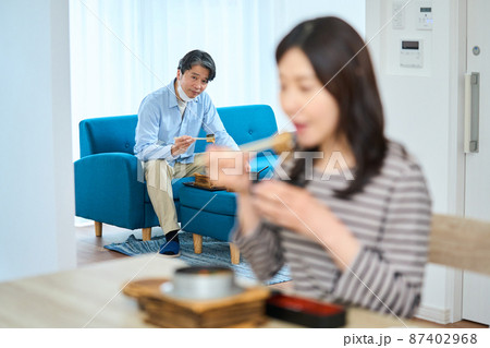 濃厚接触者 自宅待機 外出自粛 新型コロナ 濃厚接触者 自宅待機 外出自粛 新型コロナ 87402968