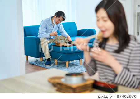 濃厚接触者　自宅待機　外出自粛　新型コロナ 87402970