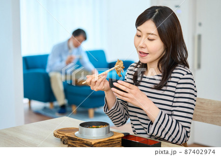 濃厚接触者　自宅待機　外出自粛　新型コロナ 87402974