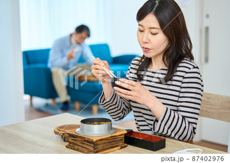 濃厚接触者　自宅待機　外出自粛　新型コロナ 87402976