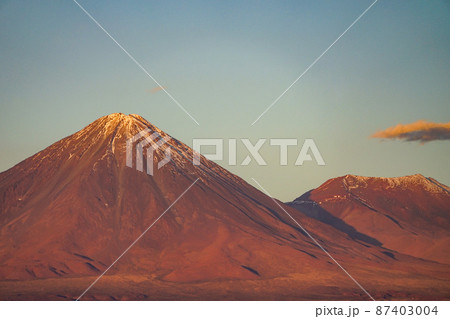 夕日に照らされるリカンカブール山 87403004