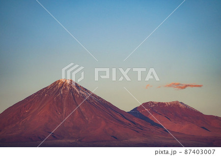夕日に照らされるリカンカブール山 87403007