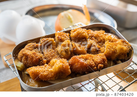 メスティンの蓋で作るカツとじ メスティンの蓋で作るカツとじ 87403420