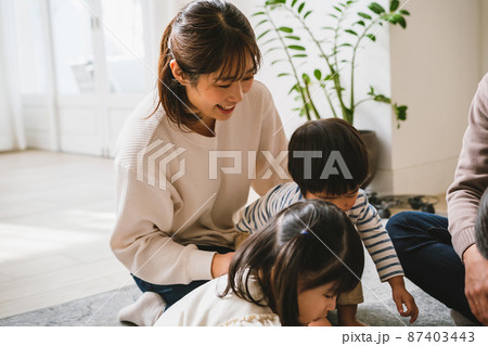 子育てママ 87403443