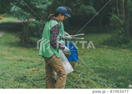 ゴミ拾いボランティア 87403477