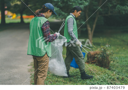 ゴミ拾いボランティア 87403479