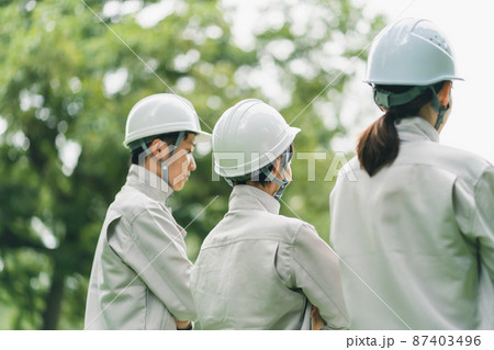 ヘルメット着用の作業員 ヘルメット着用の作業員 87403496