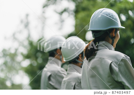 ヘルメット着用の作業員 ヘルメット着用の作業員 87403497