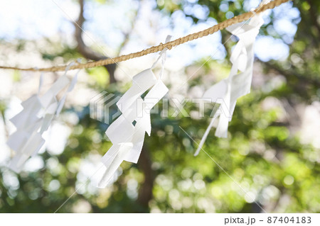 風になびく神社の紙垂 87404183