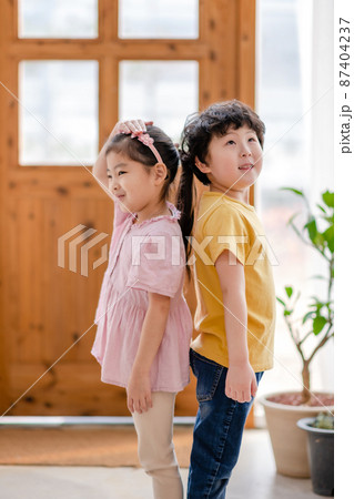 男の子 女の子 子供 87404237