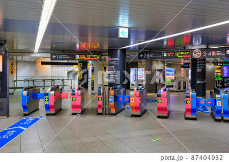 東京都 渋谷駅の地下通路 東急田園都市線宮益坂中央改札 東京都 渋谷駅の地下通路 東急田園都市線宮益坂中央改札 87404932