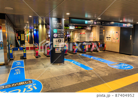 東京都　渋谷駅の地下通路　東急田園都市線ハチ公改札 87404952