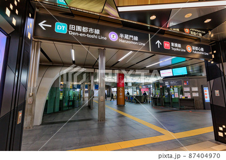 東京都　渋谷駅の地下通路　東急東横線ヒカリエ2改札 87404970