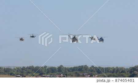 ロシア軍ヘリコプター編隊飛行 87405401