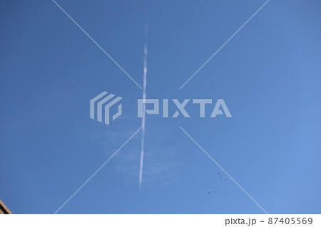 青空に飛行機雲の残存のある空の風景 87405569