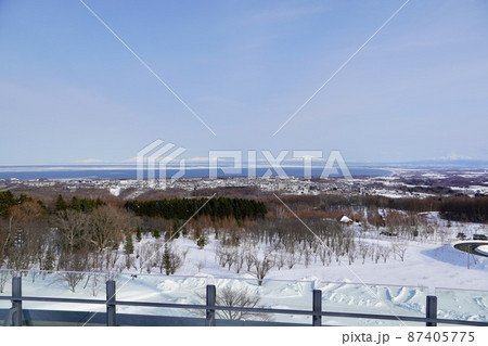 オホーツク流氷館の屋上から見る知床半島 87405775