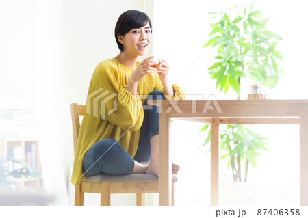 紅茶を飲む若い女性　飲み物　お茶　リラックス　健康　ティータイム 87406358