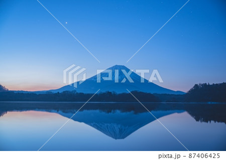 富士山と星空 87406425